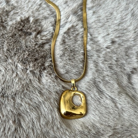 Gold Çelik Modern Kare Figür Kolye