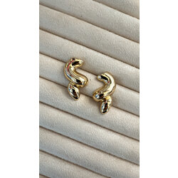 Kıvrımlı gold küpe