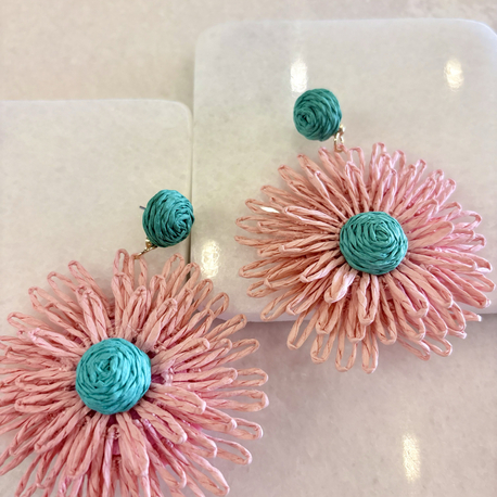 Hasır sallantılı pastel ton çiçek küpe 