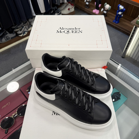 Alexander McQueen Sneaker İn Black Leather With Silver Heel Tab  