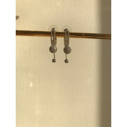 Gümüş Top Detaylı Sallantılı Küpe 