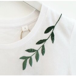Kanaviçe işlemeli tasarım tshirt
