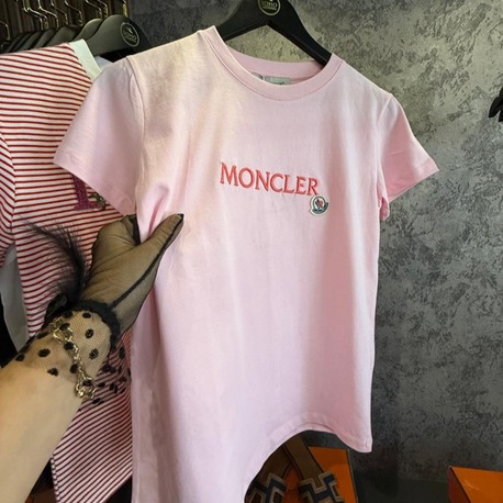 MONCLER  işlemeli pembe tshirt 