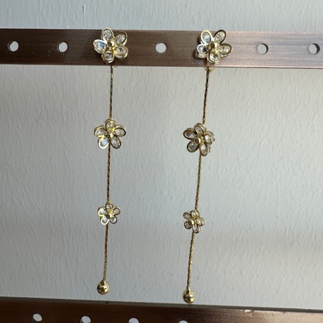 Vip Gold Sallanan Çiçek Model Küpe