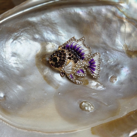 Mor Beta Brooch