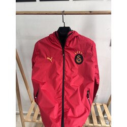 kırmızı yağmurluk