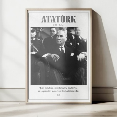 Atatürk Koltukta Oturan Siyah Beyaz Tablo | "Cumhuriyet İdaresi" Sözlü Lider Posteri