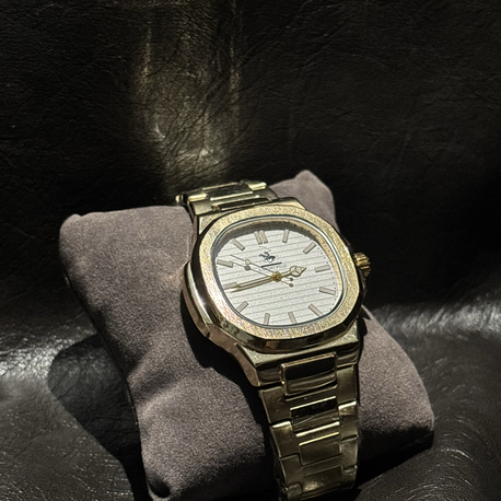 Polo Nautilus Esintisi: Gold Kasa & Çizgili Beyaz Kadran