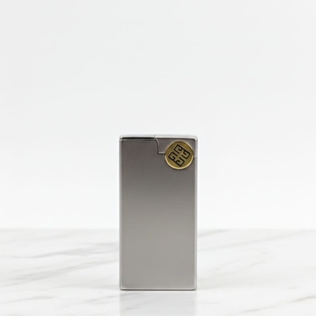 Gümüş Renk Metal Çakmak – Altın Detaylı, Kapaklı, Minimal & Premium Tasarım