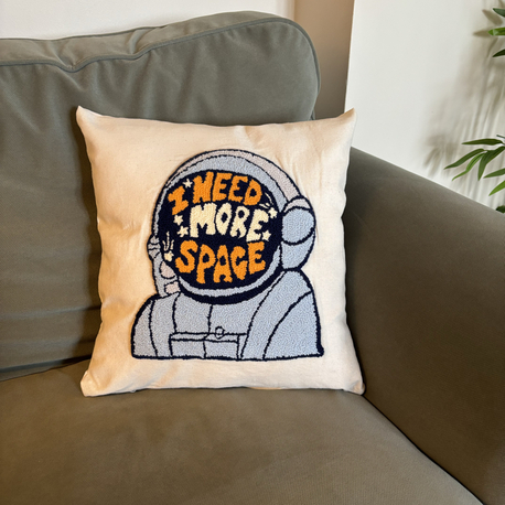 I Need More Space Yastık Kılıfı 