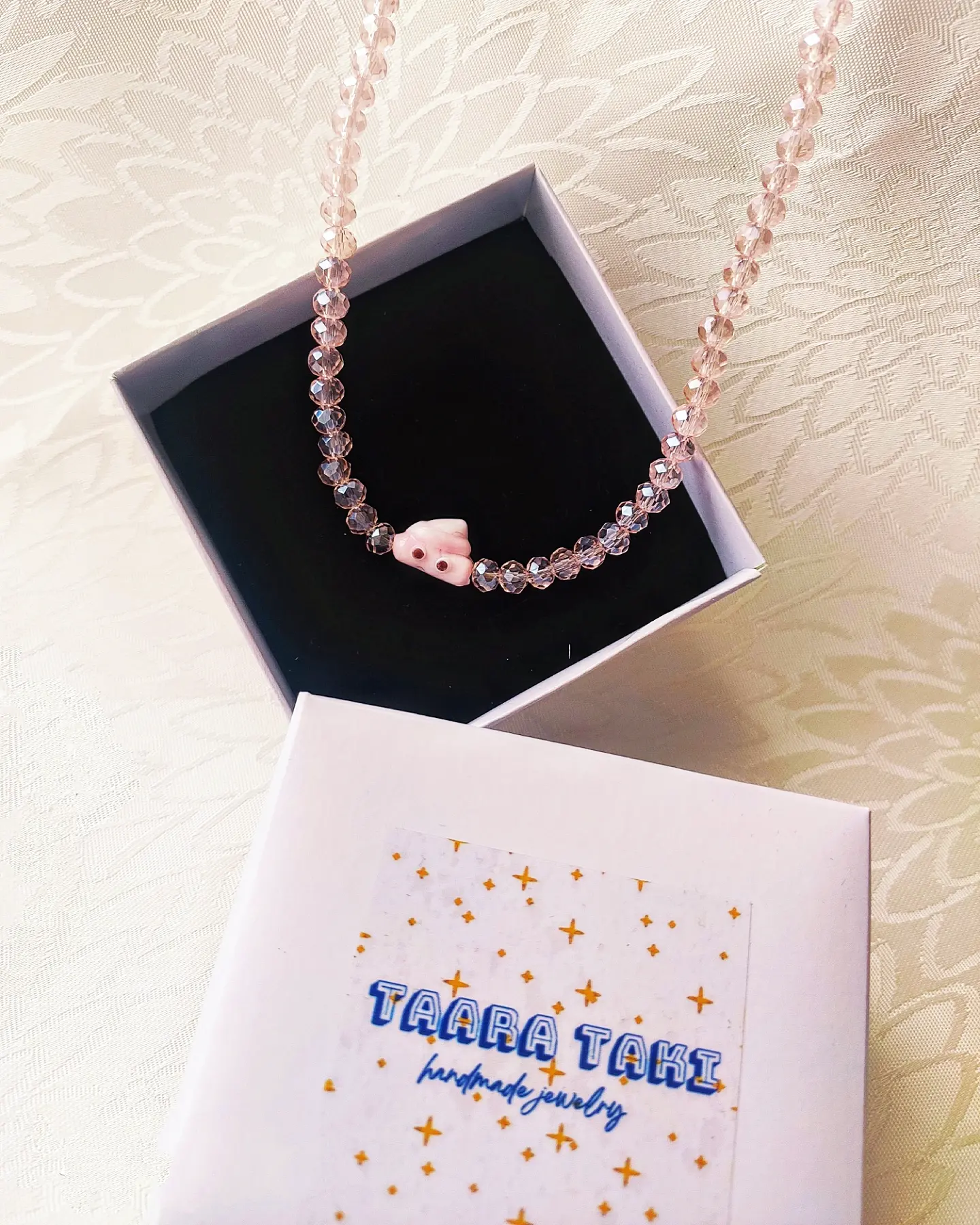 Pembe kolye