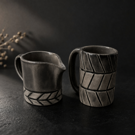 Midnight Pour Set – El Yapımı Seramik Fincan & Sütlük