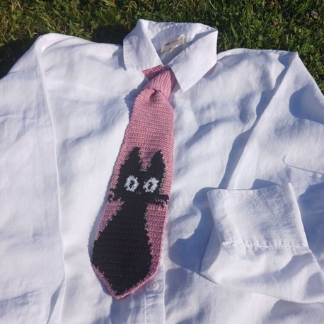 El Yapımı Örgü Kravat -Pembe Fon Üzeri Siyah Kedi Desenli