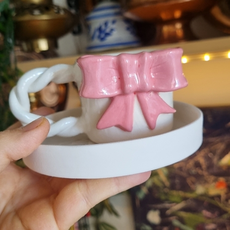 Pembe fiyonklu kahve fincani