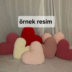 minnoş kalpli yastık
