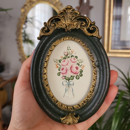 yeşil kubbeli çerçevede rokoko gül buketi 