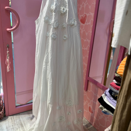 Eteği ve göğsü nakışlı romantik elbise