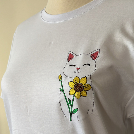 Günebakan Kedi – Nakışlı Beyaz Unisex T-shirt
