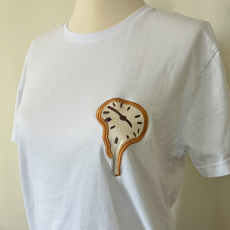 Tiny Stitches - Belleğin Azmi Eriyen Saat Nakışlı Beyaz Tshirt