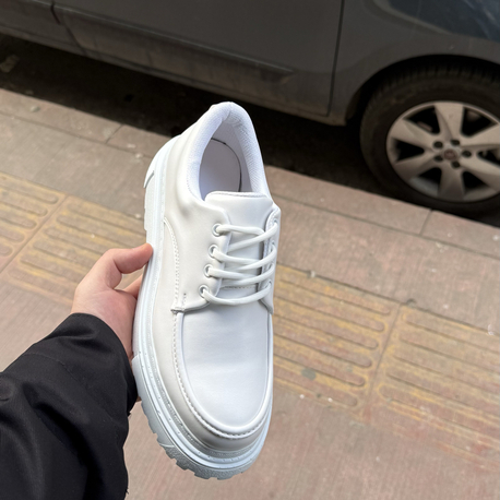 Beyaz yüksek taban sneakers 