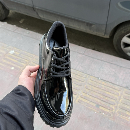 Parlak siyah yüksek taban sneakers 