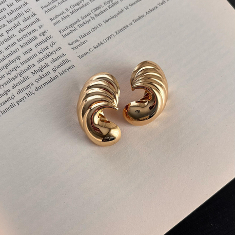 Kıvrımlı gold plaka küpe 