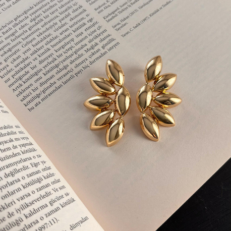 Yarım çiçek gold küpe
