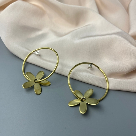 Minimalist Çiçek Formlu Halka Pirinç Küpe

​