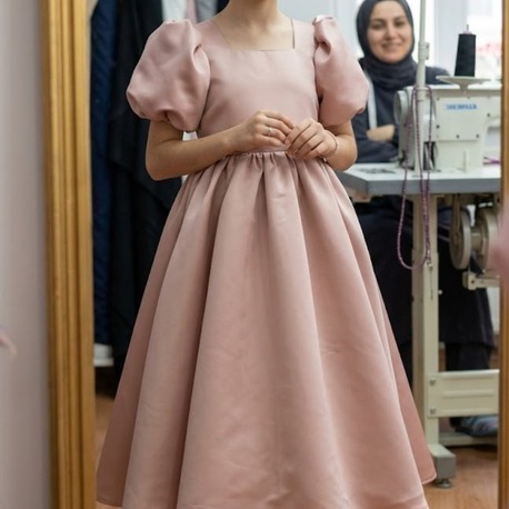 TOZ PEMBE SATEN ABİYE ( 11 - 13 YAŞ İLE UYUMLU )