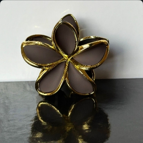 Kahverengi Lotus Toka