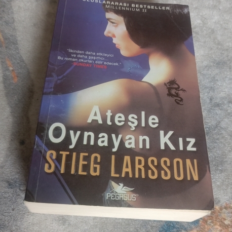 Ateşle Oynayan Kız Kitabı