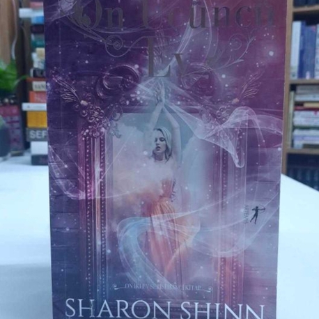 Sharon Shinn On Üçüncü Ev Kitap