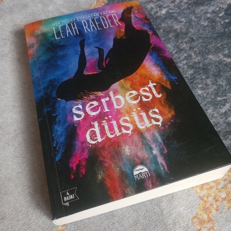 Serbest Düşüş Kitabı Leah Raeder