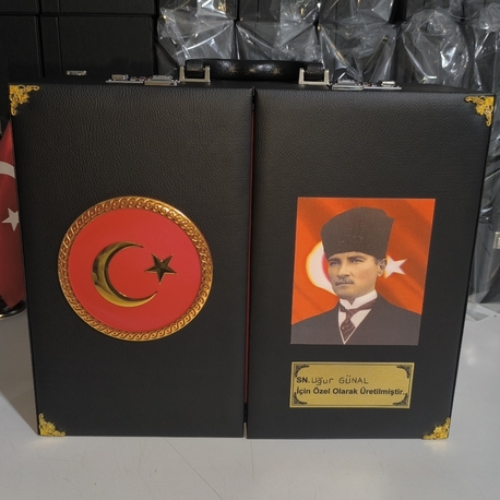 109'ADETLİ ATATÜRK RESİMLİ TÜRK BAYRAKLI ÖZEL İSİMLİ TESBİH KOLEKSİYON ÇANTASI 