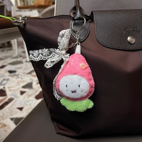 Çilek Şapkalı Tavşan Charm/Anahtarlık