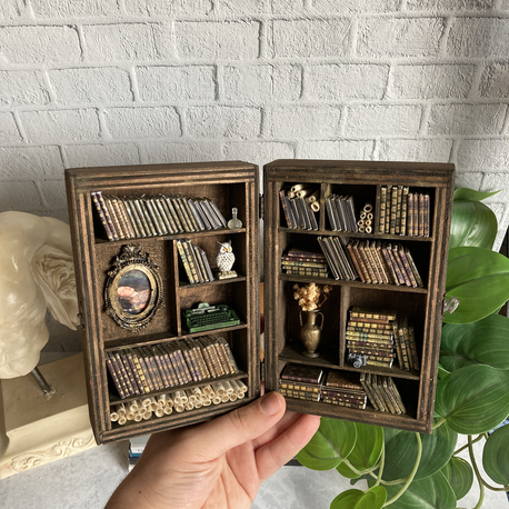 Kişiye Özel Fotoğraflı Minyatür Kitaplık Kutusu – El Yapımı Nostaljik Diorama