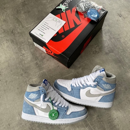 Air Jordan 1 High Retro OG 'Hyper Royal'

