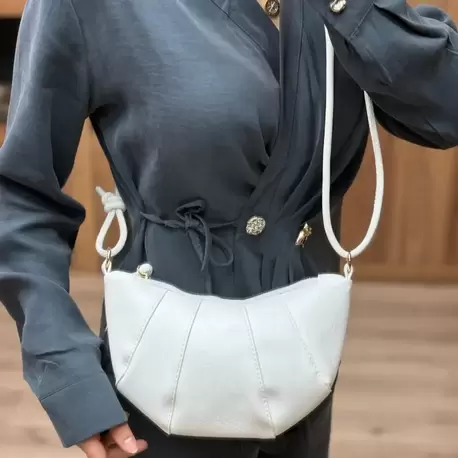 Kruvasan Model Düğüm Detaylı Omuz Çantası