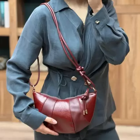 Kruvasan Model Düğüm Detaylı Omuz Çantası
