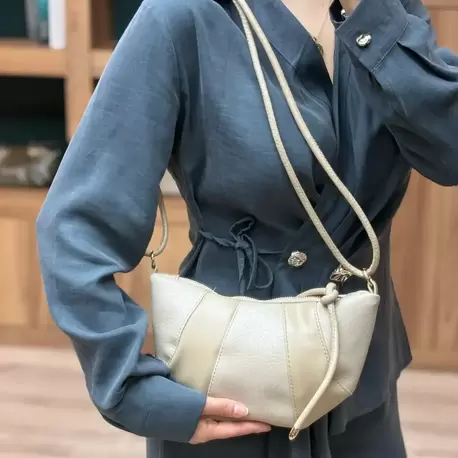 Kruvasan Model Düğüm Detaylı Omuz Çantası