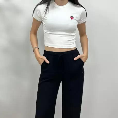 ÇİLEK NAKIŞLI CROP TİŞÖRT - BEYAZ
