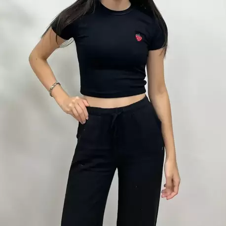 ÇİLEK NAKIŞLI CROP TİŞÖRT - SİYAH