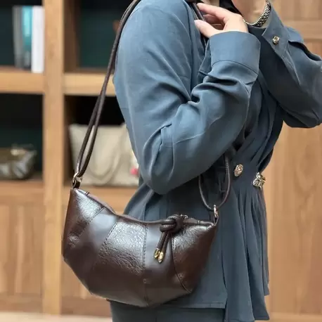 Kruvasan Model Düğüm Detaylı Omuz Çantası