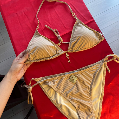 Altın Bej Dokulu Üçgen Bikini Takımı | Kilit & Anahtar Aksesuarlı