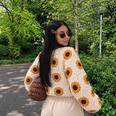 Sunflower Bloom | El Örgüsü Ayçiçeği Motifli Kazak