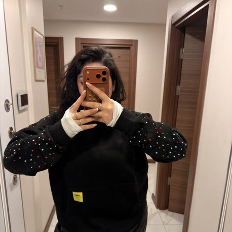 SİYAH RENKLİ TAŞLI SWEAT 