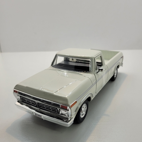 Motormax 1:24 Ford F-150 Custom (1979)
