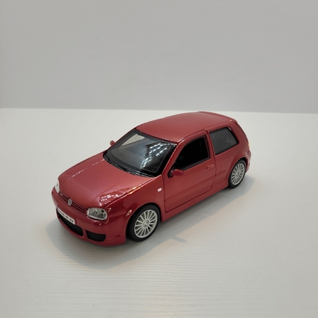 Maisto 1:24 Volkswagen Golf R32 – Efsanenin Model Hali!
