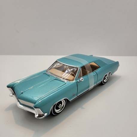 1:26 Buick Riviera 1965 – Siyah Klasik Şıklık 