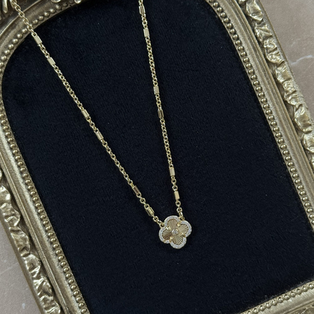 Cm Gold Yonca Kolye